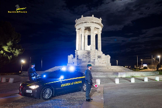 Locale notturno trasformato in discoteca, operazione di polizia e guardia di finanza